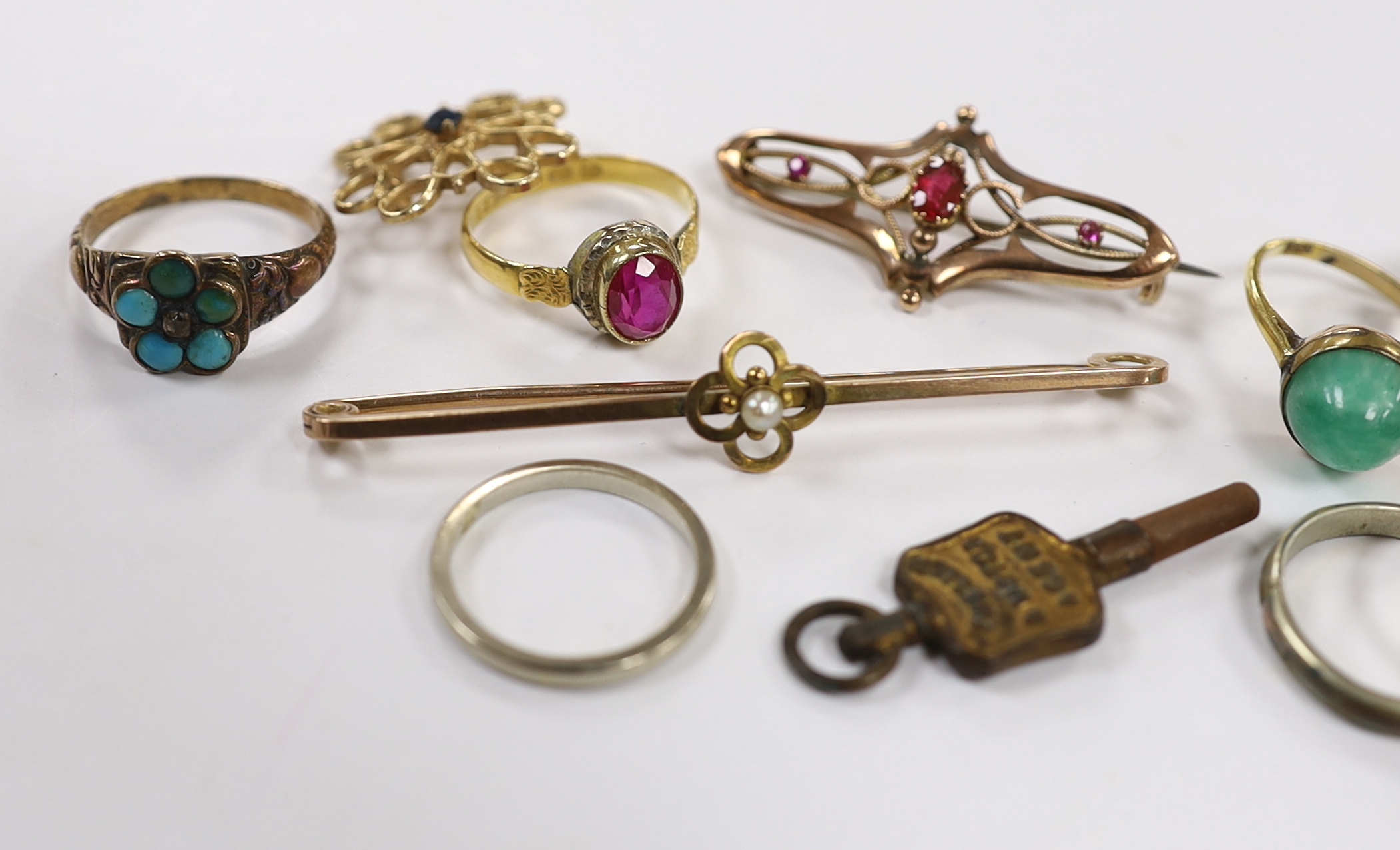 Sundry jewellery including a 22ct gold and synthetic ruby set ring, size M, a 585 ring with cabochon stone, size O, two 9ct gold brooches, etc.